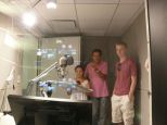 ARD-Radio-Chef Ralph Sina zeigt Nina Gutzeit und Dominic Caneva, wo die Fernsehstücke "vertont" werden. Foto: Christina Bergmann