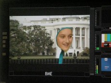 "Alien" Emma vor dem Weißen Haus. Eine grüne Jacke mit Kapuze vor dem "green screen" macht's möglich. Foto: Christina Bergmann