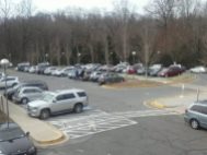 Der Parkplatz der Schule ist immer gut besetzt. Foto: Joshua Caneva